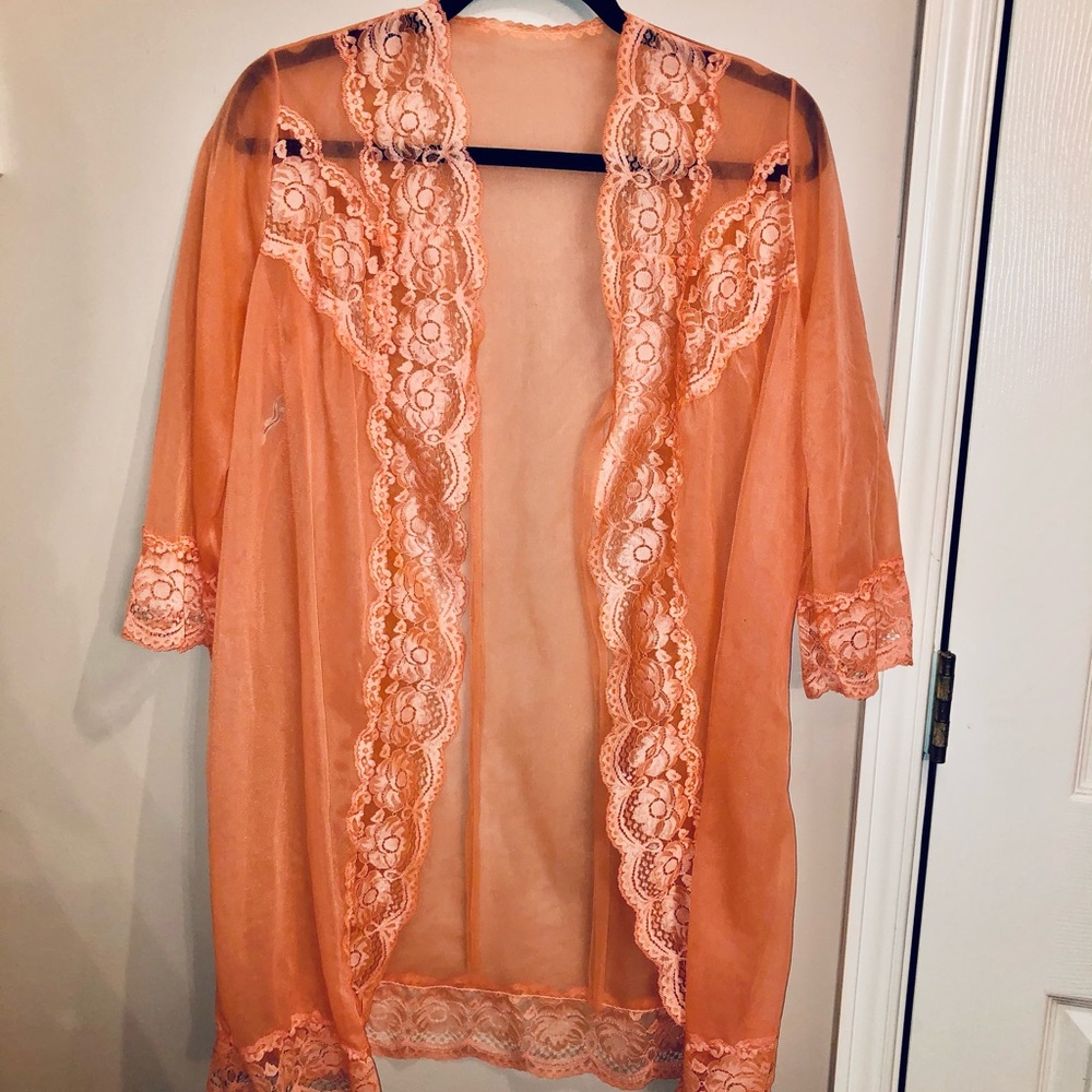 Delicate Vintage Robe - Picture 1 of 7